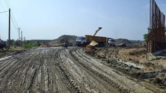 बोकारो के कसमार में बनारस-कोलकाता एक्सप्रेस-वे का बाईपास बना मुसीबत, कीचड़ और प्रदूषण से लोग बेहाल
