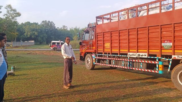 खूंटी में भूसे के नीचे भूसे के नीचे 50 बोरा डोडा छिपाकर ले जा रहा ट्रक जब्त, तस्कर फरार
