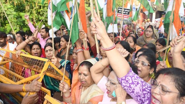कांग्रेस सांसद के आवास का घेराव करने जा रहीं महिलाओं और भाजपाइयों को पुलिस ने रोका, लगाई बैरिकेडिंग 
