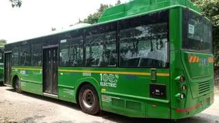 मुरथल स्थित चार्जिंग स्टेशन पर खड़ी इलेक्ट्रिक बस। जागरण