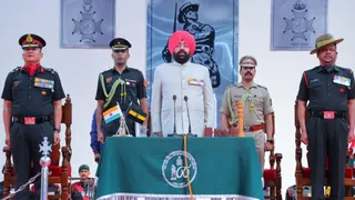 लैंसडौन में आयोजित सैनिक सम्मेलन के दौरान मौजूद राज्पाल लेफ्टिनेंट जनरल गुरमीत सिंह (सेनि) साथ में ब्रिगेडियर विनोद सिंह नेगी व सेंटर सूबेदार मेजर नंदकिशोर।