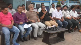 बंगाल में भारी वाहनों से जबरन वसूली के खिलाफ प्रेस वार्ता में विरोध जताते जमशेदपुर ट्रक एंड ट्रेलर ओनर एसोसिएशन के पदाधिकारी।
