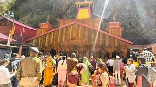 यमुनोत्री धाम के दर्शनों को पहुंचे तीर्थयात्री। स्रोत मंदिर समिति