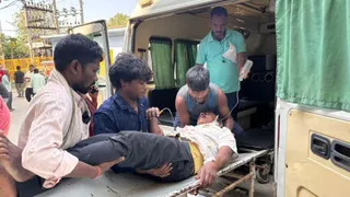 घायल को इलाज के लिए ले जाते लोग। (जागरण)
