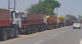 बथना कुट्टी में फोरलेन पर खड़ी बालू लदे ट्रक। जागरण