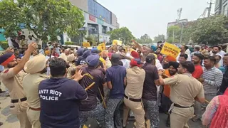 आम आदमी पार्टी के कार्यकर्ताओं को रोकते हुए पुलिस।