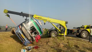 गंगा एक्सप्रेसवे पर टूरिस्ट बस पलटी।