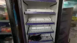 फ्रूट शॉप में खाली पड़ा चॉकलेट का फ्रिज।
