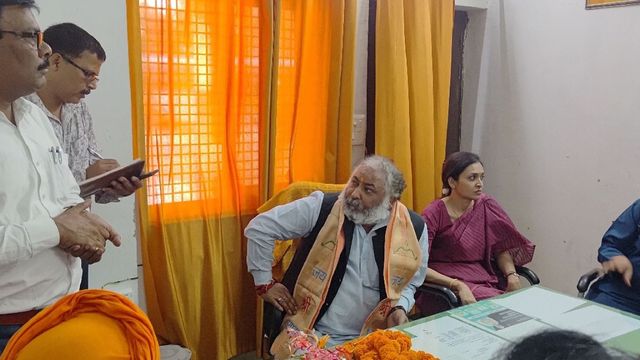 'आप हमें गुमराह करते हैं, इसी महीने हटा देंगे', फर्रुखाबाद रोडवेज बस स्टेशन में परिवहन मंत्री ने MD की लगाई क्लास
