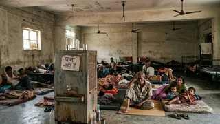 दिल्ली में भीषण गर्मी के बीच बेघर लोगों के लिए रैन बसेरों की स्थिति असमान है। इमेज एआई