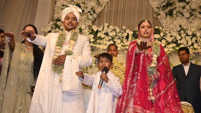 न सात फेरे, न मंत्रोच्चार... यूपी में संविधान को साक्षी मानकर दूल्हा-दुल्हन ने रचाई शादी, Video Viral
