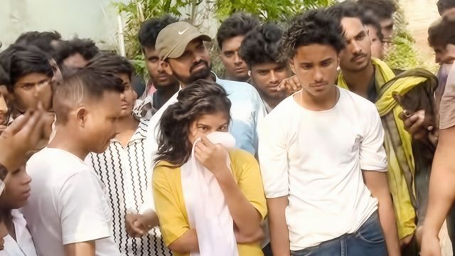 सड़क बनी मंडप, राहगीर बने बराती; बिहार में नहर किनारे पकड़े गए प्रेमी युगल की कराई गई शादी
