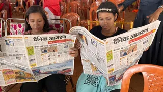 चाकुलिया स्थित गोलोक धाम गौशाला में आयोजित कार्यक्रम में दैनिक जागरण अखबार पढ़तीं युवतियां।