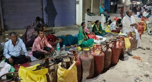 सिद्धार्थनगर में होम डिलीवरी के नाम पर खेल, गैस सिलेंडर के लिए भटक रहे उपभोक्ता