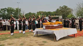 नायक विजय कुमार को सलामी देते हुए सैनिक।