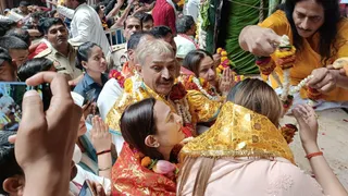 कांग्रेस राज्यसभा सदस्य प्रमोद तिवारी ने विधायक बेटी आराधना मिश्रा संग किए दर्शन