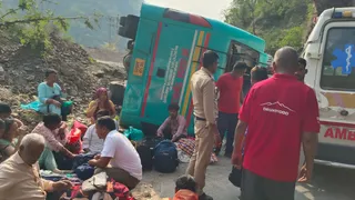 बदरीनाथ हाईवे पर शिवपुरी क्षेत्र के समीप पलटी चारधाम यात्रियों की बस।