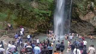 टाइगर फाल में मस्ती करते पर्यटक।