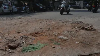 एक स्थान से टूटी खिचड़ीपुर मैन रोड। जागरण