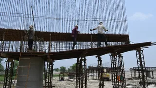 बरेली बदायूं रोड पर काम करते मजदूर। जागरण