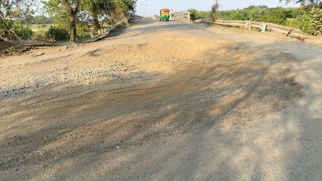 Banka News: रोज तीन हजार वाहनों के दबाव से झुकने लगा जेठौर पुल, पिलर हुए कमजोर
