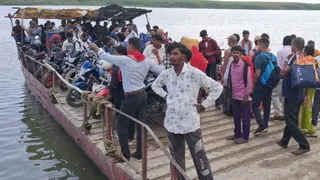 भागलपुर में विक्रमशिला सेतु क्षतिग्रस्त होने से चमकी नाव चालकों की किस्मत (जागरण)