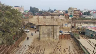 निर्माणाधीन भंडारी बाग रेलवे ओवरब्रिज।