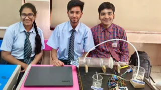 डीएवी इंटरनेशनल स्कूल अमृतसर के स्टूडेंट्स अपने यंत्र के साथ।