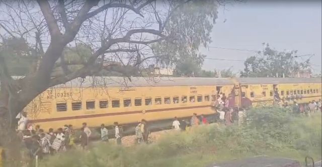 कासगंज एक्सप्रेस में आग की अफवाह से हड़कंप: धूल को धुआं समझ चेन पुलिंग कर कूदे यात्री, बड़ी दुर्घटना टली
