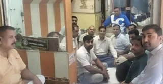 अखिल भारतीय स्वर्णकार परिषद की बैठक में उपस्थित कारोबारी। संगठन