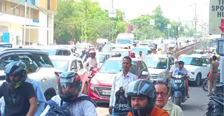 मेडिकल कालेज पुल पर जाम में फंसे वाहन और बीच में सायरन बजाती एंबुलेंस।