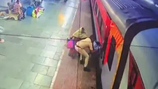 कटिहार स्टेशन पर आरपीएफ जवान ने चलती ट्रेन से गिरती महिला को बचाया