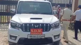 जांच में जुटी अधिकारियों की टीम। (जागरण)