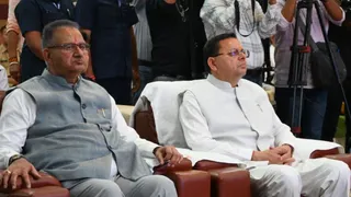 देहरादून के गढ़ी कैंट स्थित दून सैनिक इंस्टीट्यूट में आपरेशन सिंदूर की प्रथम वर्षगांठ पर आयोजित कार्यक्रम में मौजूद मुख्यमंत्री पुष्कर सिंह धामी और सैनिक कल्याण मंत्री गणेश जोशी।