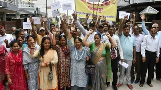 मोहकमपुर फ्लाईओवर की सर्विस लेन की मरम्मत, गंदगी की समस्याओं को लेकर एकता विहार बी ब्लाक स्थित डोईवाला विधायक बृजभूषण गैरोला के आवास के बाहर प्रदर्शन करते जनकल्याण समिति मोहकमपुर के क्षेत्रवासी। जागरण