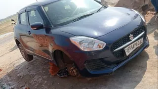 चौकी से 100 मीटर दूर खड़ी कार के दोनों पहिये खोल ले गए चोर।