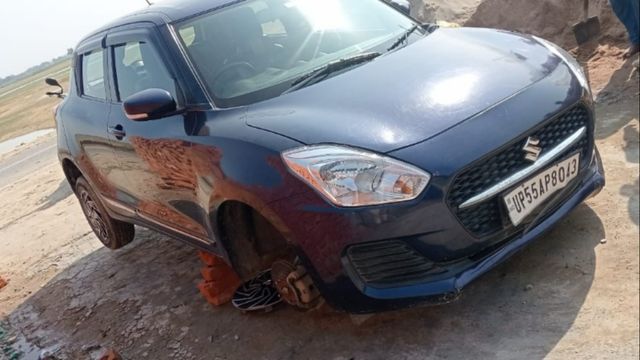 सिद्धार्थनगर में चौकी से 100 मीटर दूर खड़ी कार के दोनों पहिये खोल ले गए चोर, पुलिस पर केस दर्ज न करने का आरोप

