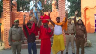 बेवर कपिल मुनि आश्रम पर रात्रि विश्राम के बाद रविवार की सुबह अयोध्या के लिए तैयार बवंडर बाबा और उनके शिष्य। जागरण