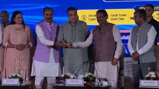 मुंडका-बक्करवाला टोल प्लाजा को बैरियर फ्री करने के दौरान केंद्रीय मंत्री नितिन गडकरी एवं अन्य। फोटो: जागरण