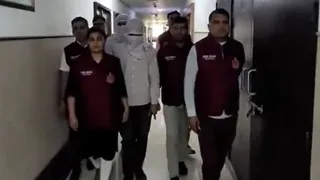 ओप्पो, रीयलमी और वनप्लस के मोबाइल की नकली कॉपी बनाकर रखे गए दो गोदामों को सीज करने के साथ ही दो शातिरों को गिरफ्तार कर लिया है। वीडियो ग्रैब