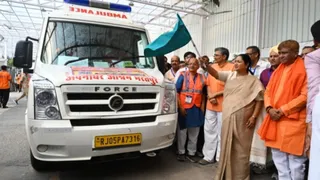 विशेष एम्बुलेंस और रेस्क्यू वाहनों को झंडी दिखाकर रवाना करती मुख्यमंत्री रेखा गुप्ता। हरीश कुमार