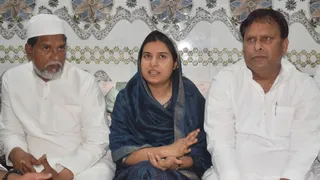 बागपत में प्रेसवार्ता करतीं सांसद इकरा हसन, सपा नेता बिल्लू प्रधान व हाजी तराबुद्दीन। जागरण