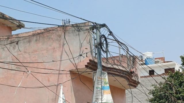 हापुड़ में विद्युत विभाग की नाकामी, जानलेवा तारों से खतरा; 20 साल से बिजली के खंभों का इंतजार
