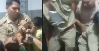 अस्पताल में पुलिसकर्मियों से मारपीट करते लोग। वीडियो ग्रैब
