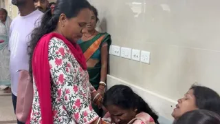 एमजीएम में रोते बिलखते परिजन।