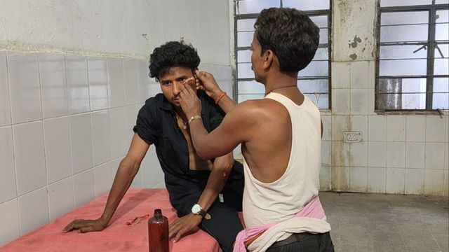 बिहार के सरकारी अस्पताल में सफाई कर्मी और गार्ड कर रहे घायलों का इलाज, उपाध्यक्ष बोले- कार्रवाई होगी

