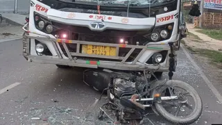 बारात से लौट रहे युवकों को बस ने कुचला