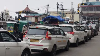 रविवार सुबह मसूरी के मालरोड पर लाइब्रेरी बाजार में लगा जाम।