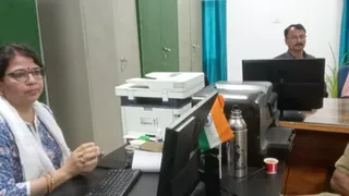 अलीगढ़ में ईएसआई की महिला लिपिक पुलिस के सामने अपना पक्ष रखते हुए।
