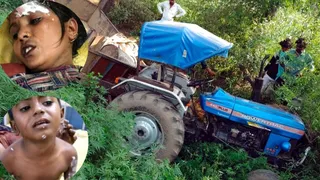 ट्रैक्टर ट्रॉली पलटने से झुलसी महिला व बच्चा। इनके अलावा भी कई लोग झुलसे हैं।